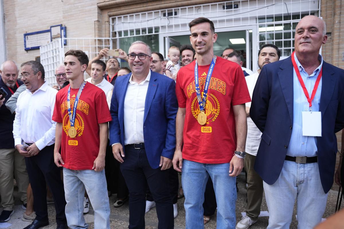 Los Palacios se rinde a Fabián y Gavi, sus campeones del mundo