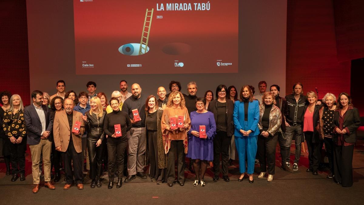 Foto de familia con los ganadores y organizadores de La Mirada Tabú en el CaixaForum.