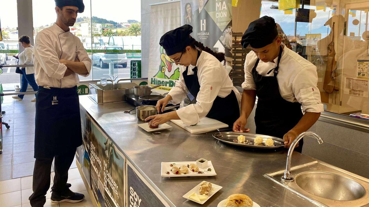 HiperDino celebra el Día de Canarias con una demostración de cocina canaria.