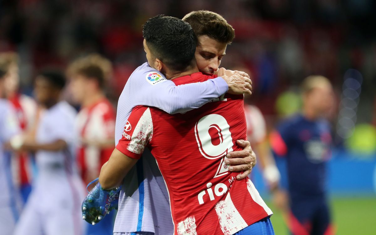 Piqué se abraza a Luis Suárez, en el Metropolitano tras el Atlético-Barça.