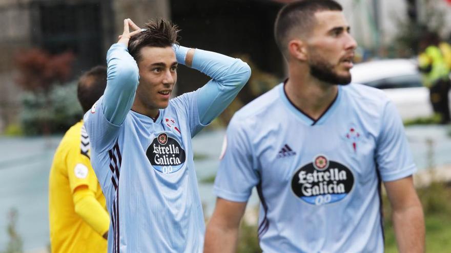 Un jugador del Celta B lamento una ocasión. // Alba Villar