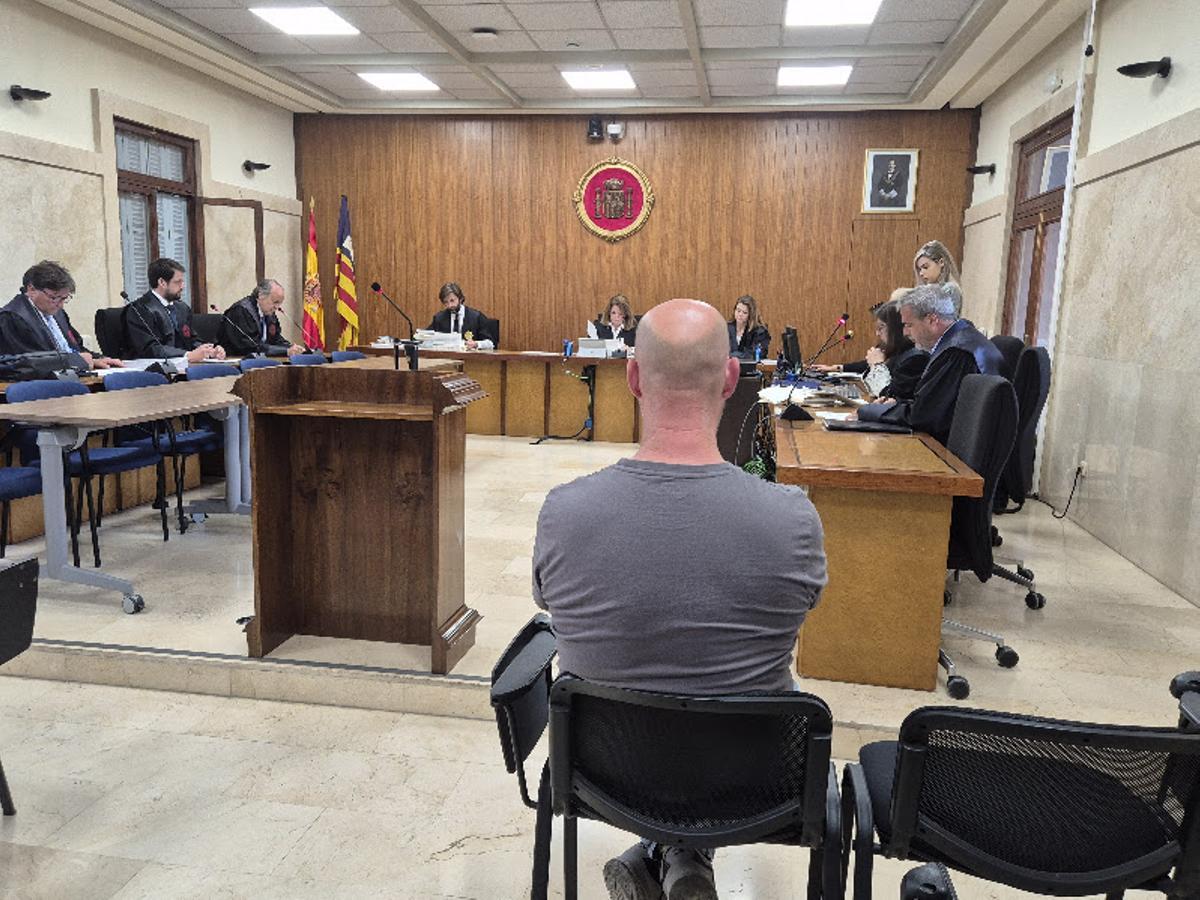 El condenado por el atropello de un motorista durante el juicio en la Audiencia de Palma.