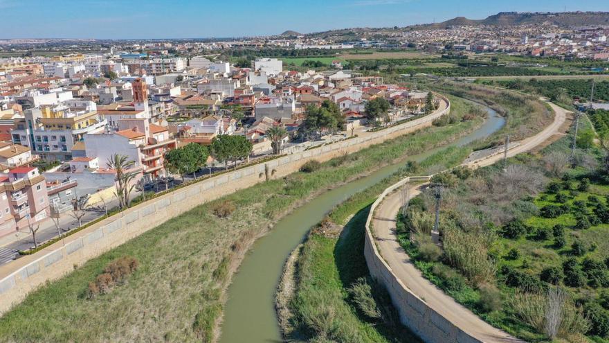 Panorámica de Formentera del Segura atravesada por el cauce del río Segura.  | TONY SEVILLA