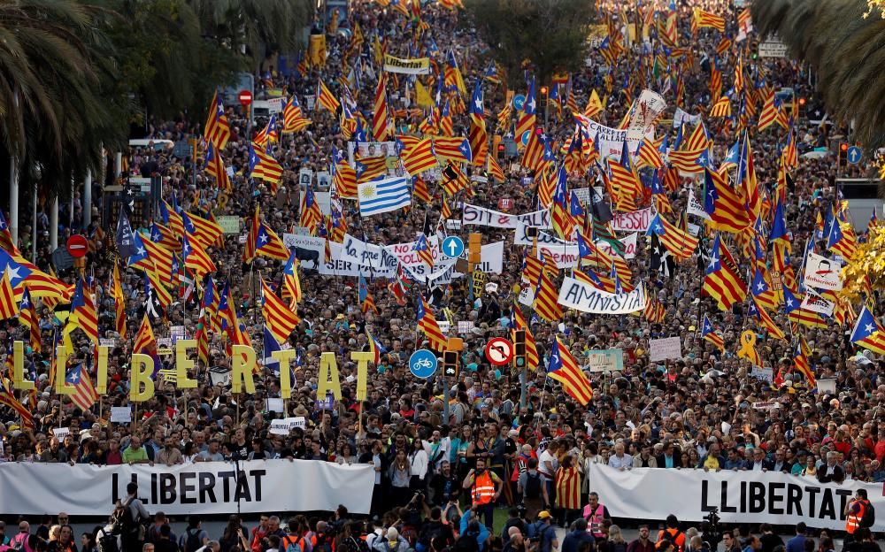 Unes 350.000 persones assisteixen a la manifestació contra la sentència de l'1-O a Barcelona