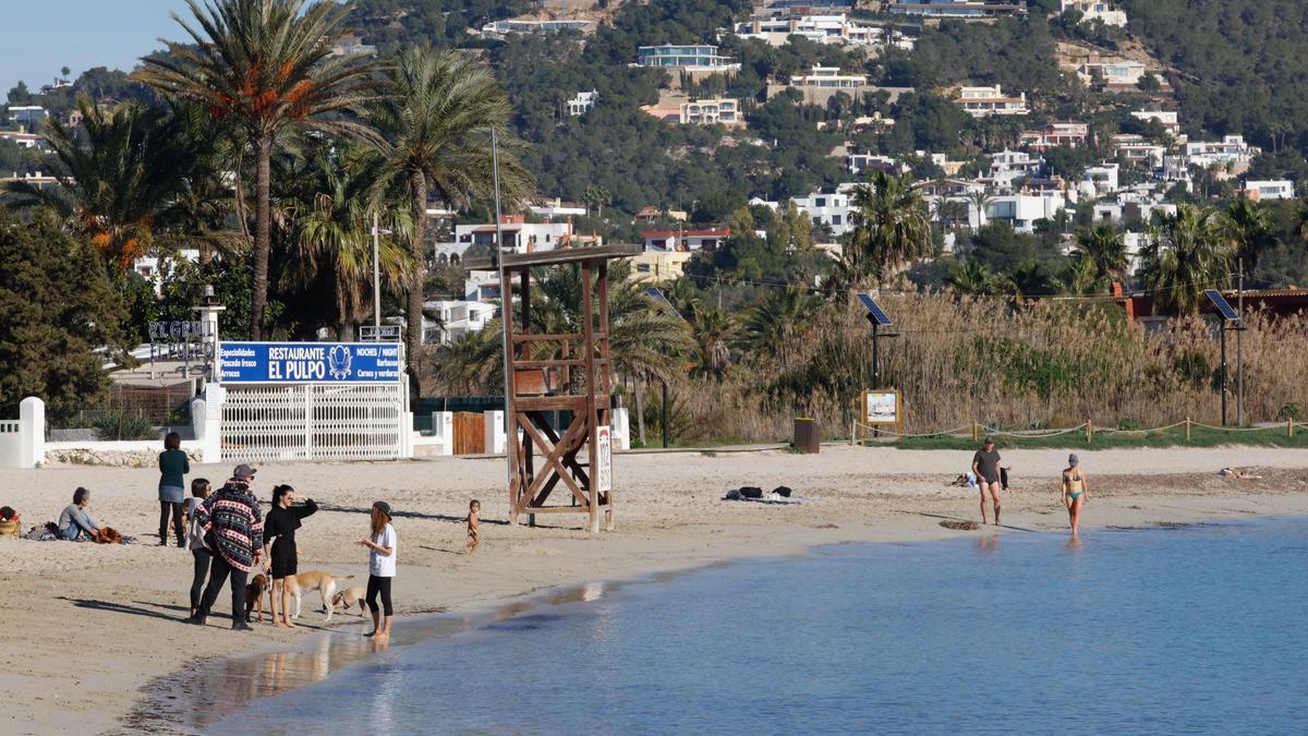 Una playa de Ibiza un día de buen tiempo en una imagen de archivo