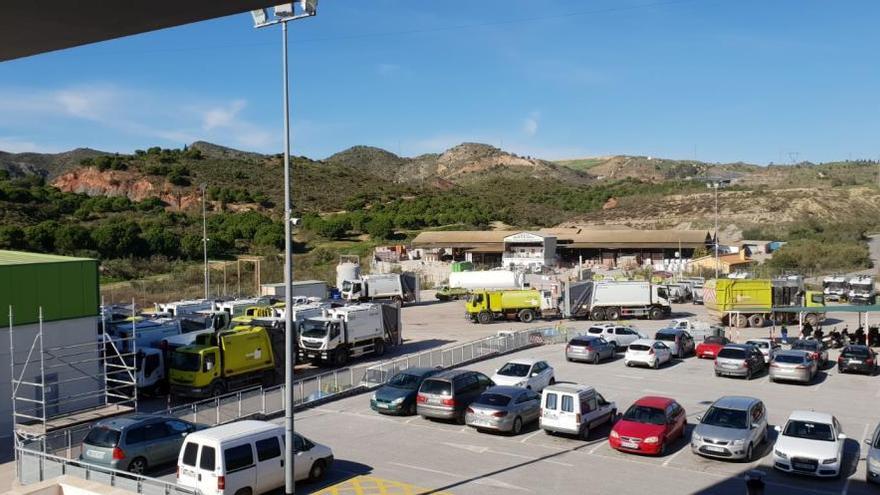 Algunos de los nuevos vehículos recien llegados (los blancos), en el parque de Los Ruices.