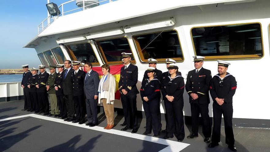 Las autoridades ayer en Marruecos a bordo del &quot;Intermares&quot;. // Efe