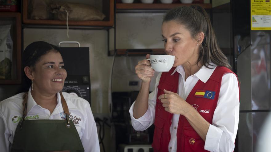 La reina saborea “el café de la paz” sembrado por exguerrilleros colombianos reinsertados