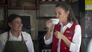 La reina Letizia de España (d) fue registrada este miércoles, 14 de junio, al probar una taza de café producido en la finca ECOMÚN-CECOESPE, en Yotoco (Valle del Cauca, Colombia). EFE/Villar López