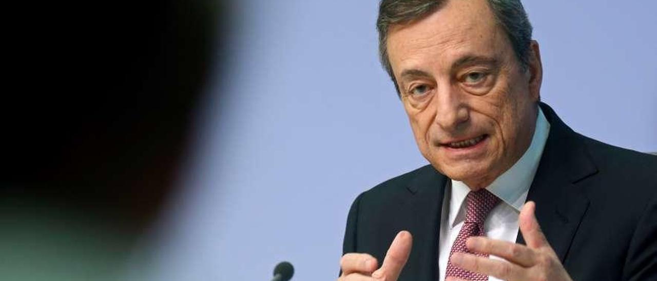 Mario Draghi, ayer, durante su comparecencia tras el consejo del BCE. // Reuters