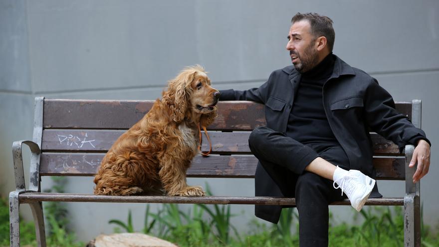 Daniel recupera, a su perro "Rodolfo", tras ser ingresado gracias al Centre d’Acollida d’Animals de Companyia.