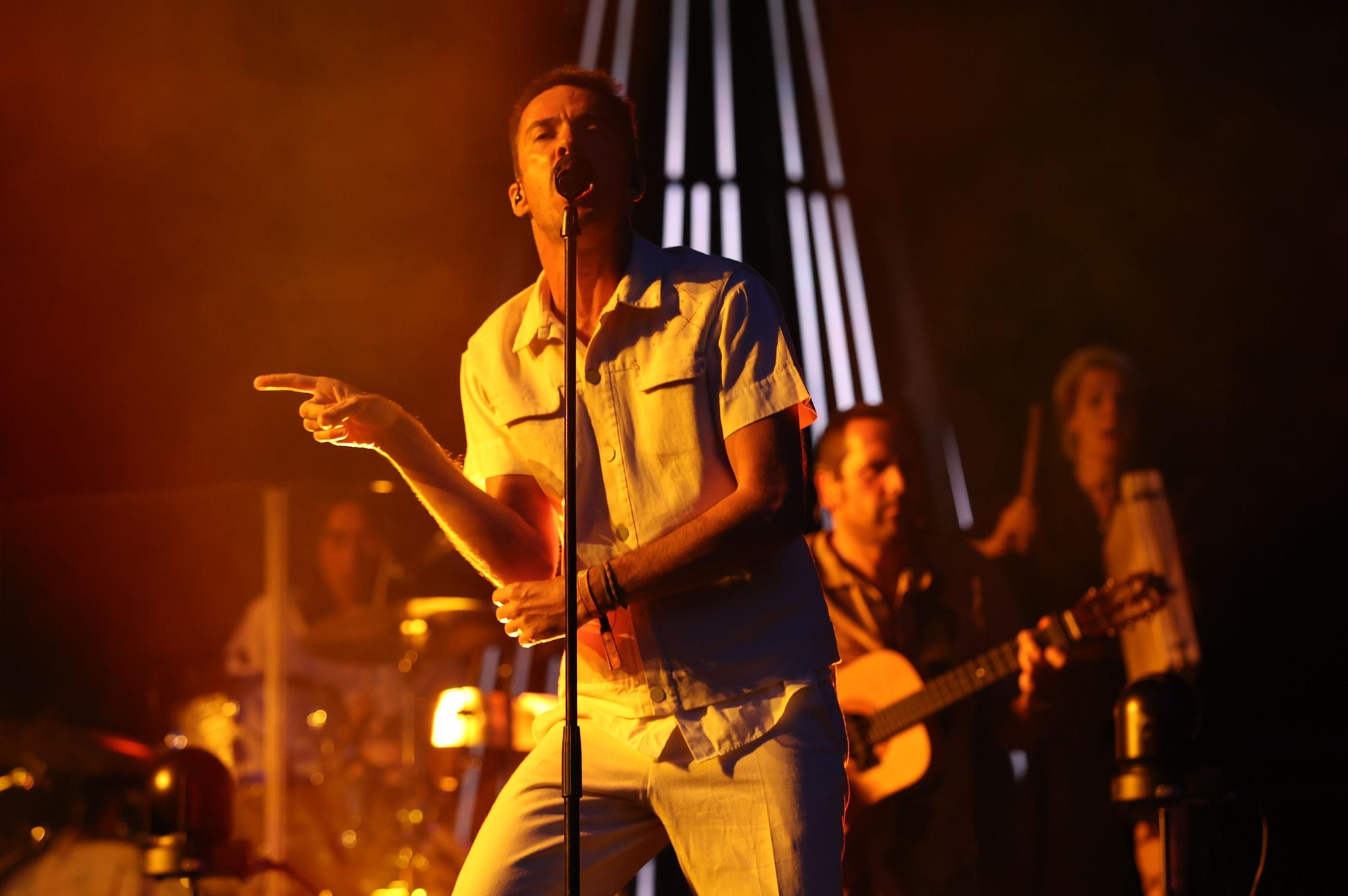 El cantante Juan Pedro Martín 'Pucho', de la banda madrileña Vetusta Morla, durante el concierto que ofrecen hoy viernes en el Wanda Metropolitano, en Madrid.