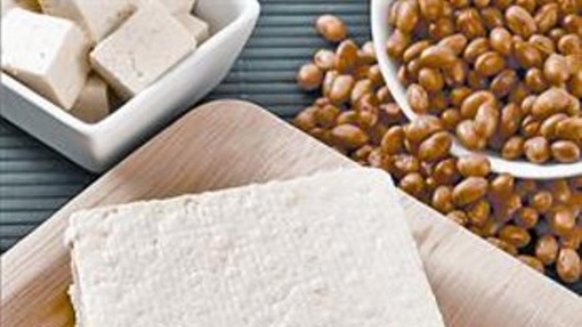 TOFU. Es uno de los alimentos primordiales de las dietas vegetarianas y veganas.