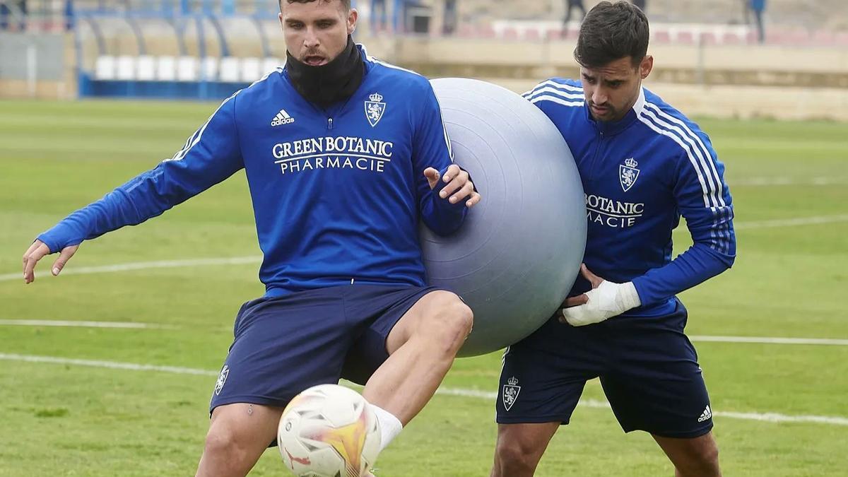 Álvaro Giménez y Nano Mesa, en un entrenamiento con el Real Zaragoza.