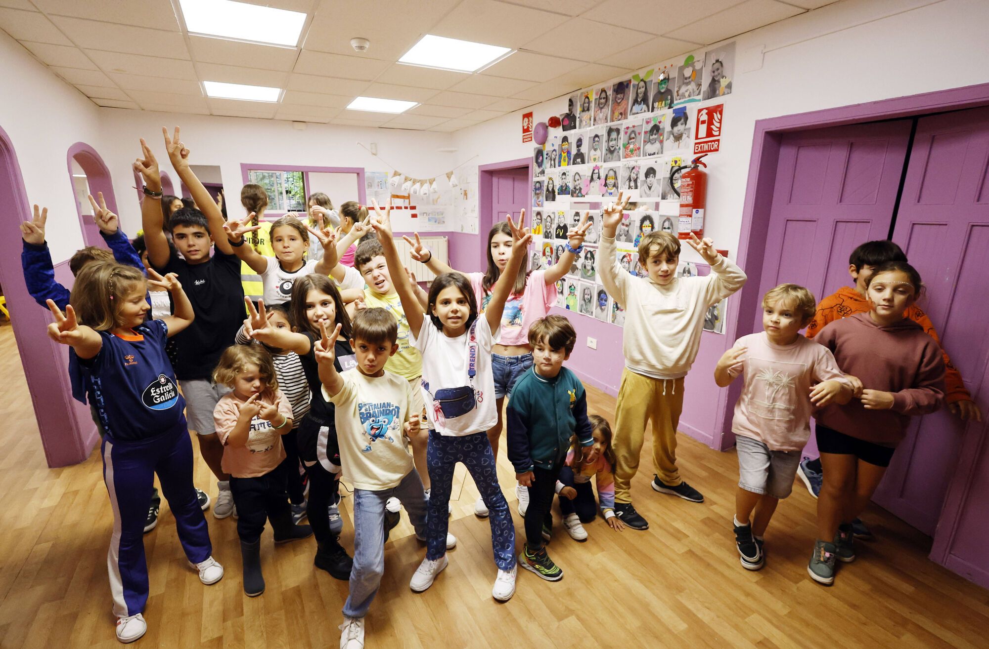 Niños y niñas participantes en un campamentos municipal de verano en la Casa da Xuventude "El Pilar"
