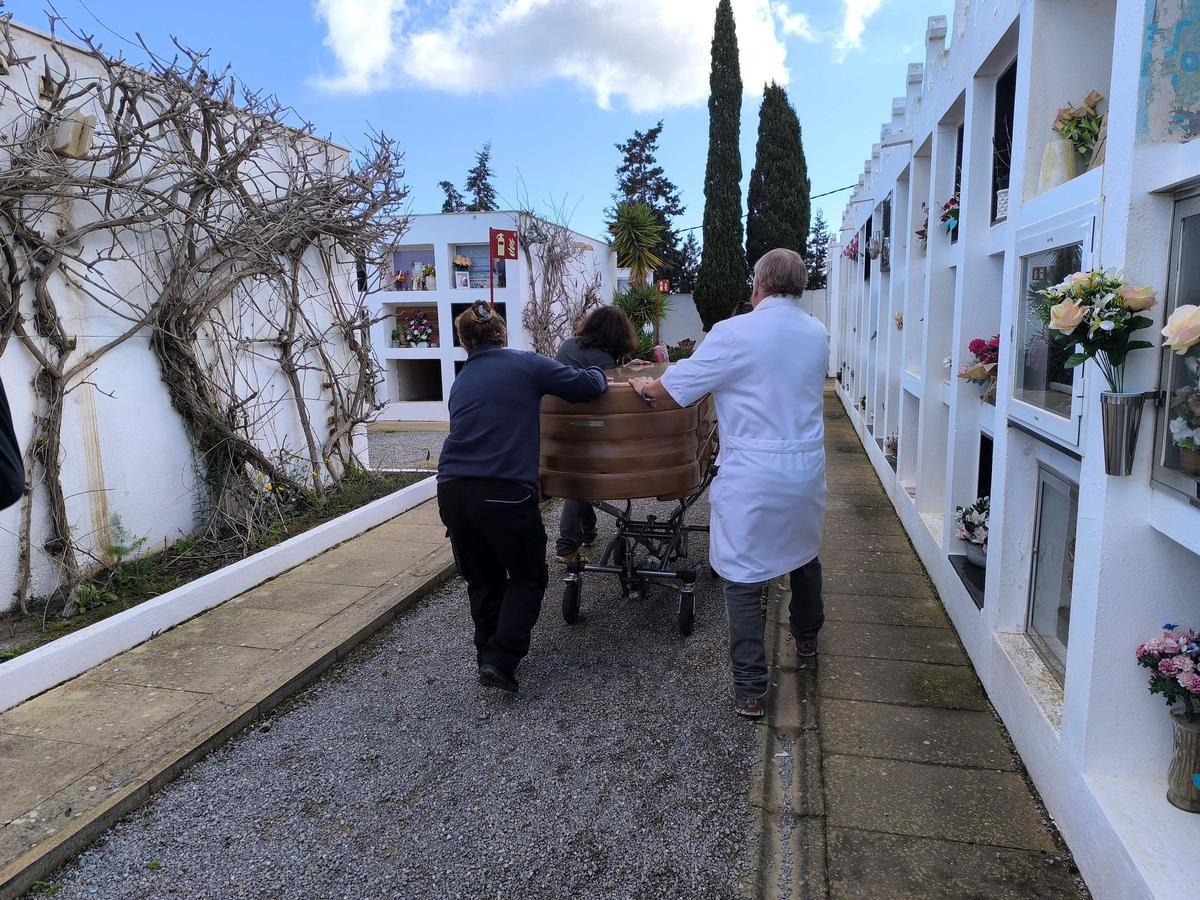 Llegada al cementerio de uno de los ataúdes