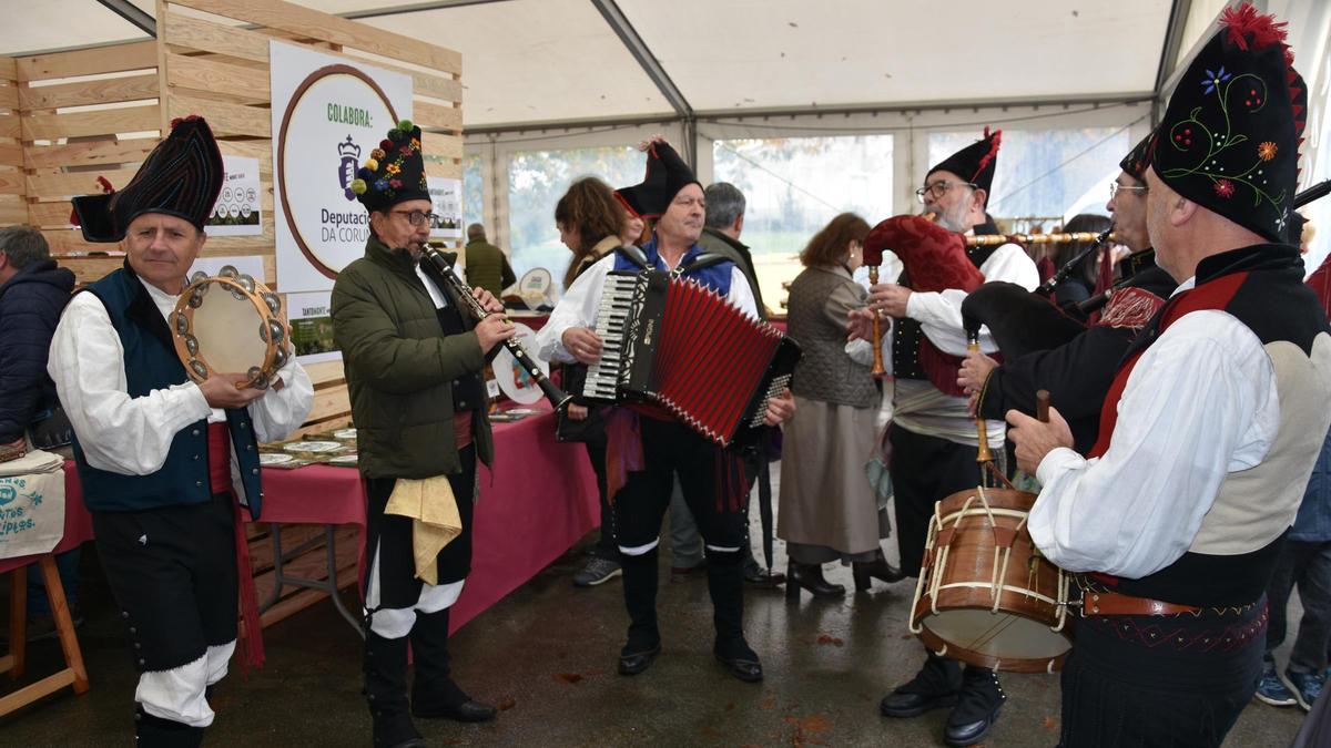 Una actuación musical este sábado en la carpa de la Feira do Monte de Ames, en Trasmonte