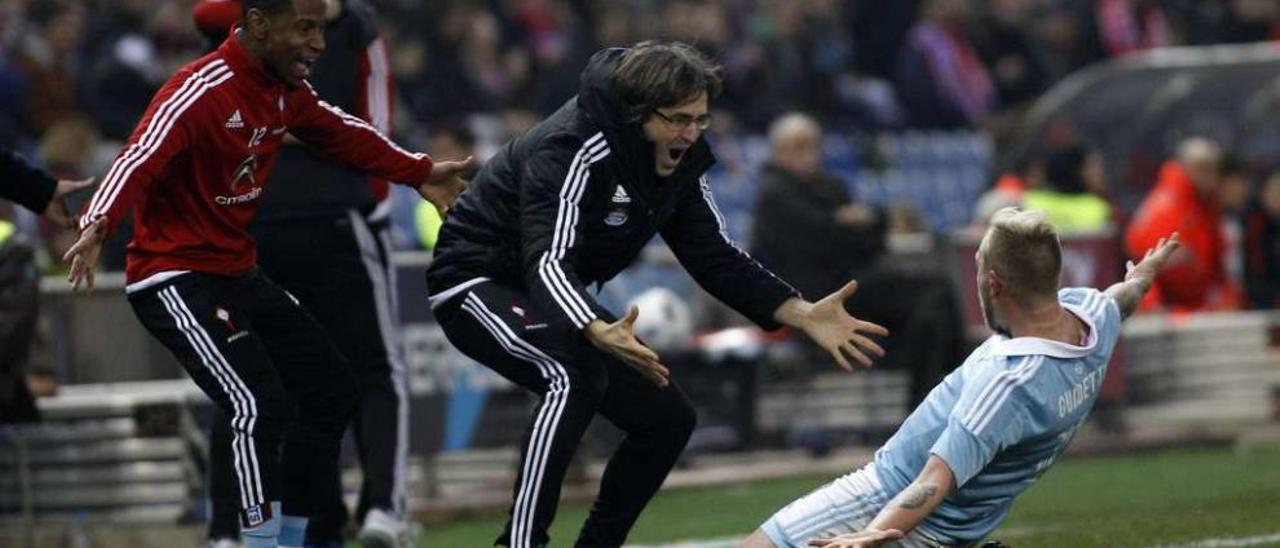 John Guidetti celebra su golazo al Atlético en el último partido de Copa del Celta en el Vicente Calderón . // E. Candel