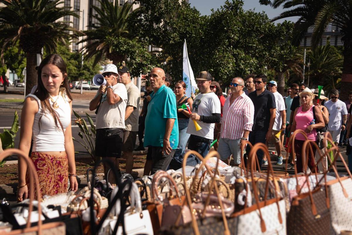 Vendedores del Rastro de Santa Cruz salen a la calle para pedir que los puestos vuelvan a la Recova