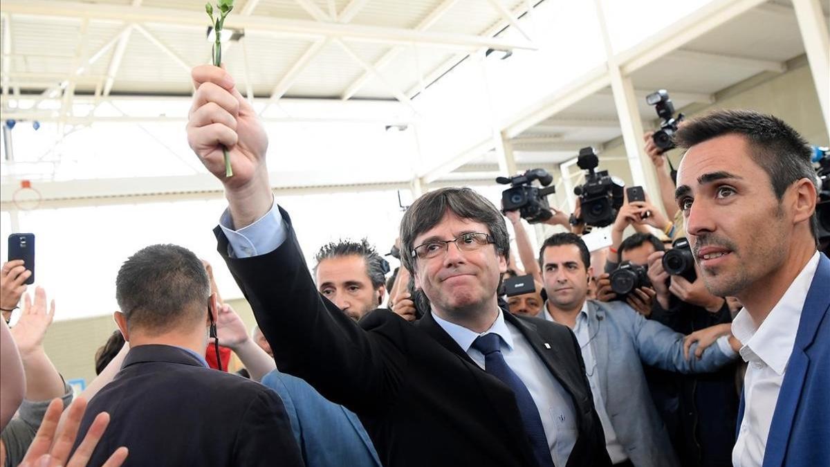 zentauroepp40367349 catalan president carles puigdemont holds a carnation in san171001114631