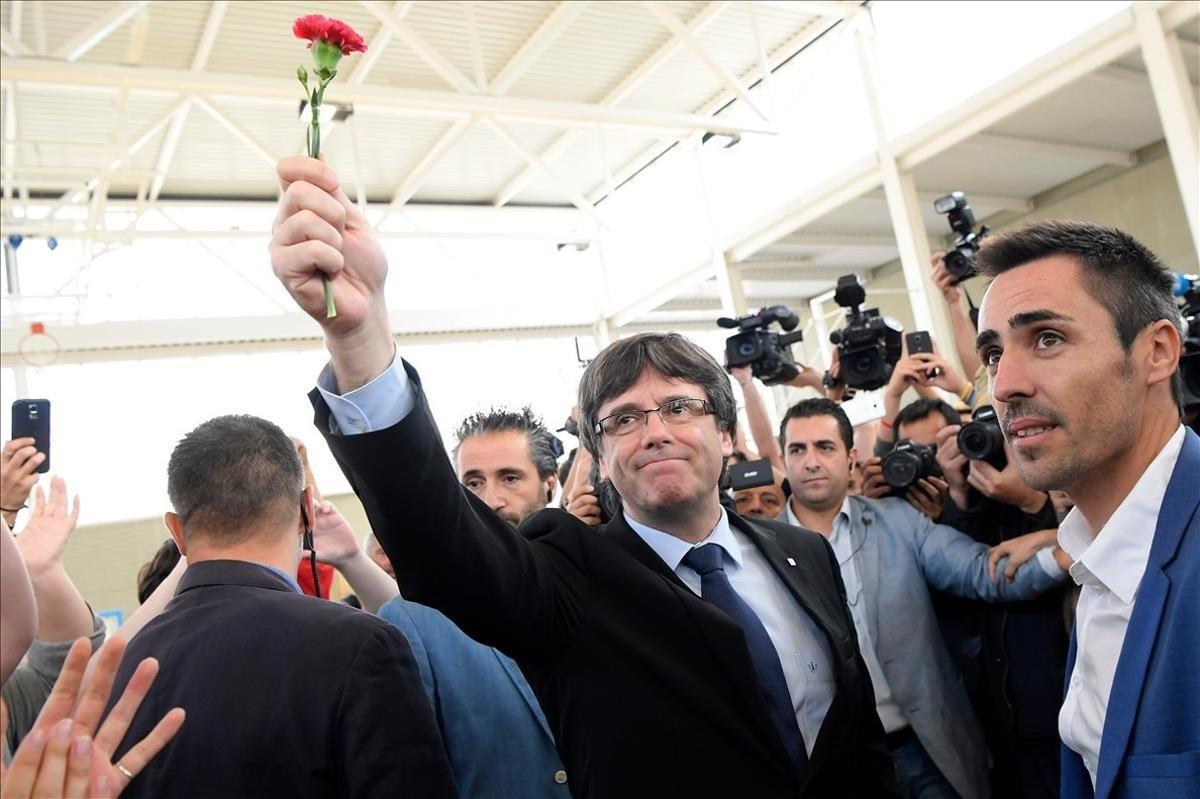 zentauroepp40367349 catalan president carles puigdemont holds a carnation in san171001114631