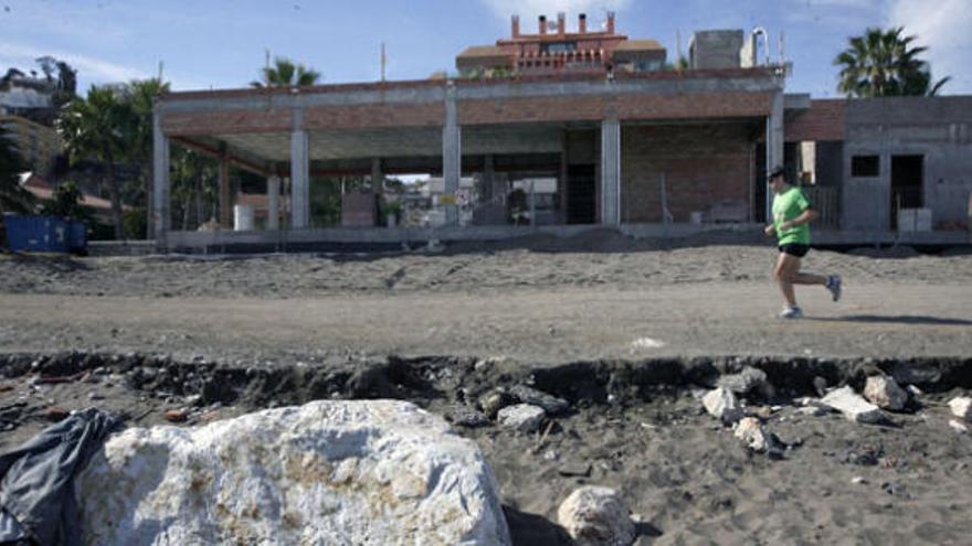 Restos de la escollera de protección frente a uno de los chiringuitos.