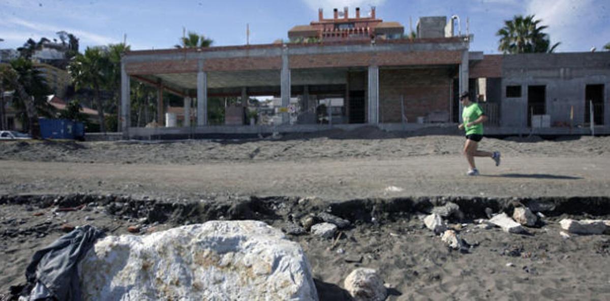 Restos de la escollera de protección frente a uno de los chiringuitos.