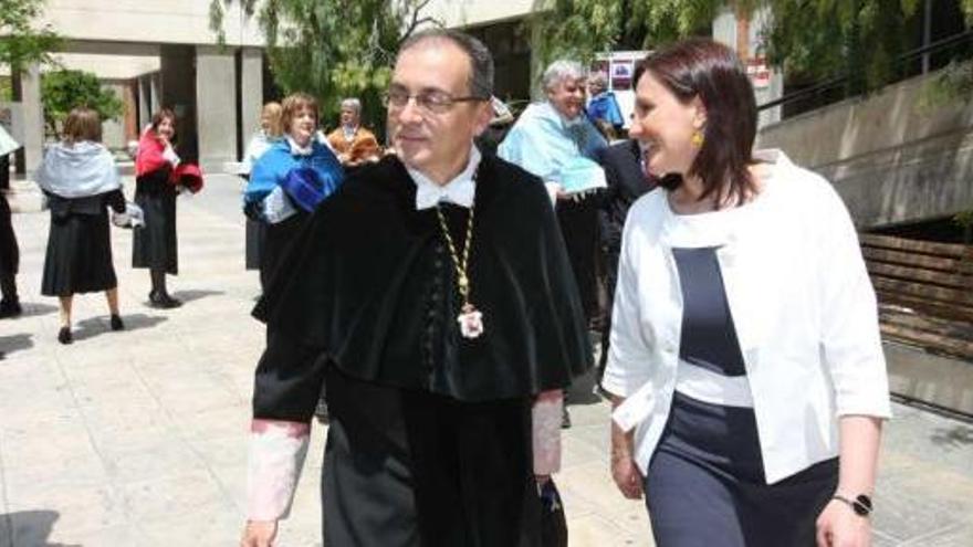 El rector Ignacio Jiménez Raneda acompaña a la consellera Catalá al término del acto en el que se despidió y clausuró el curso.