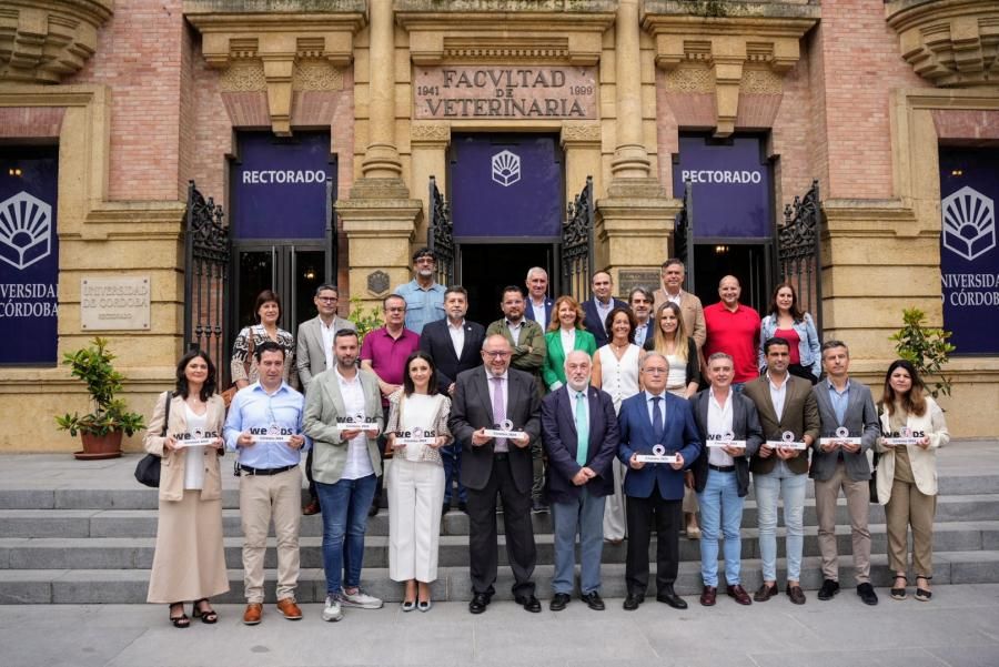 Foto de familia de los galardonados por WeODS, en la entrada del Rectorado de la UCO.
