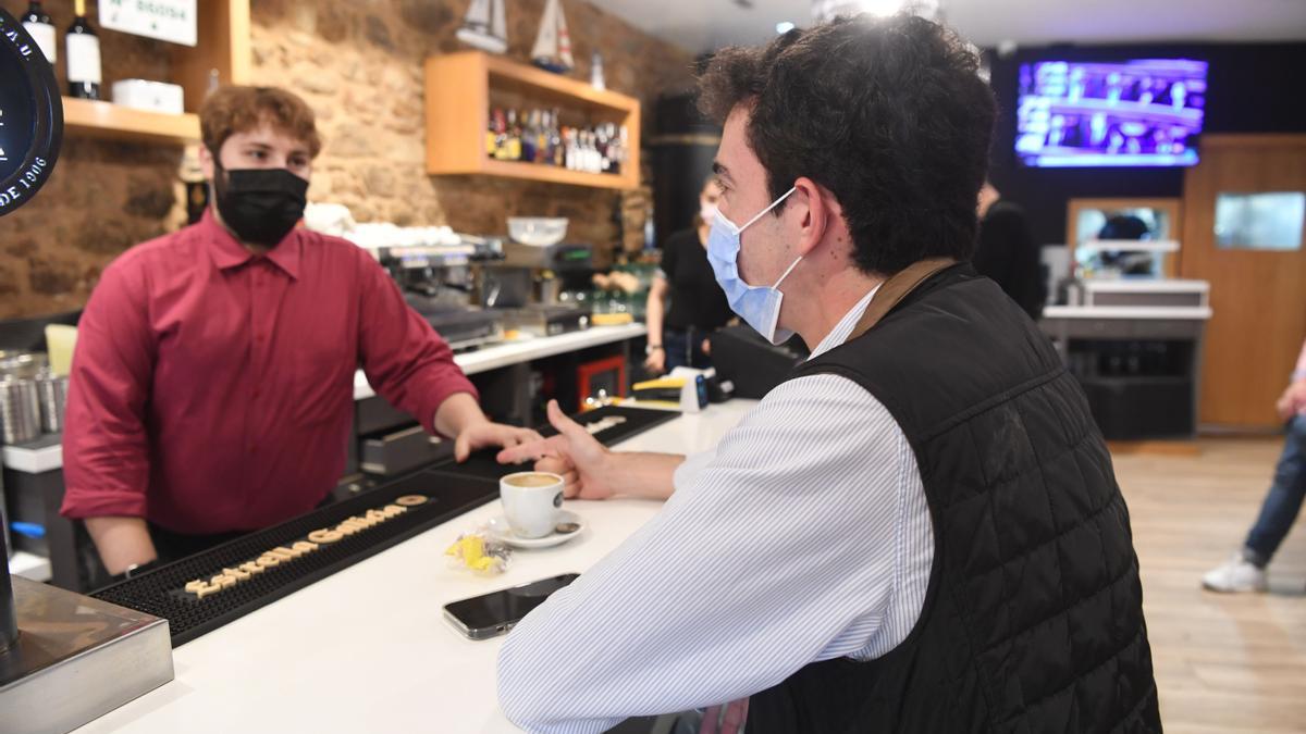 Un cliente, ayer, en la barra de una cervecería en A Coruña.