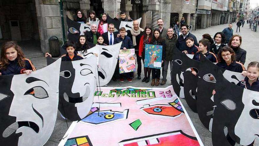 Organizadores, pregoneros posan junto al cartel y su autor.  // D.P.