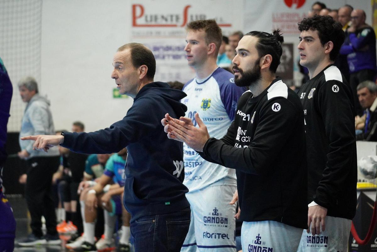 Quique Domínguez, Ludman, Gallardo y Juan en el banquillo del Cangas en el duelo de ayer.