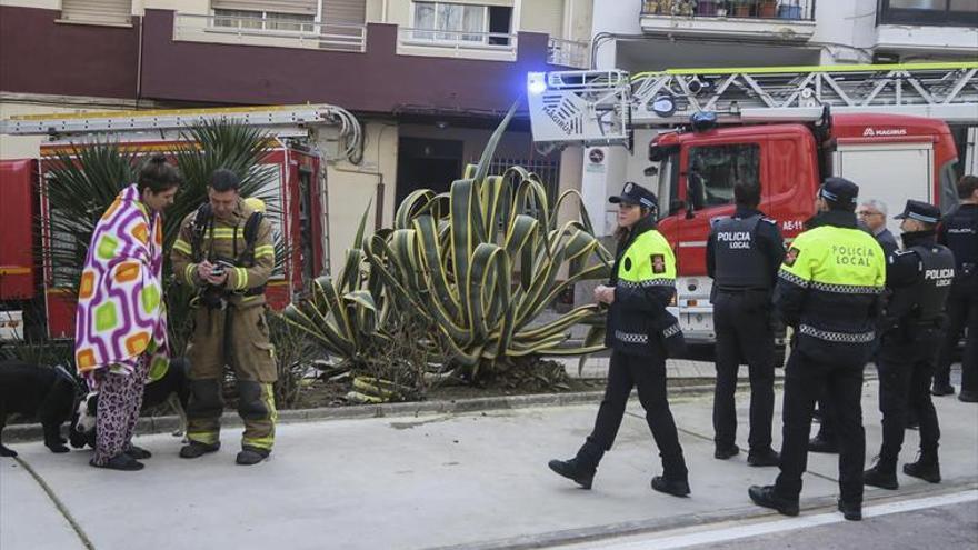 Desalojan a los vecinos de un bloque junto a la plaza de toros por un incendio