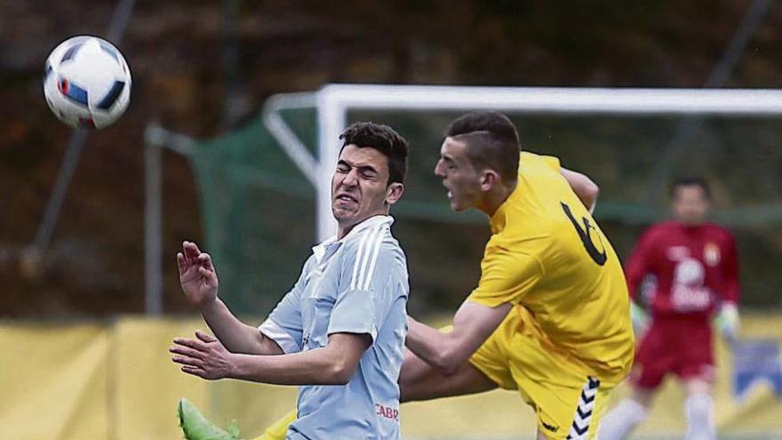 Prendes, del Oviedo, despeja el balón ante la presencia de un jugador del Celta, ayer en A Madroa. // A. Irago