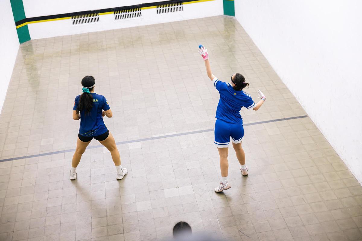 Amparo colpeja la pilota durant la partida contra Veneçuela de manito femení.