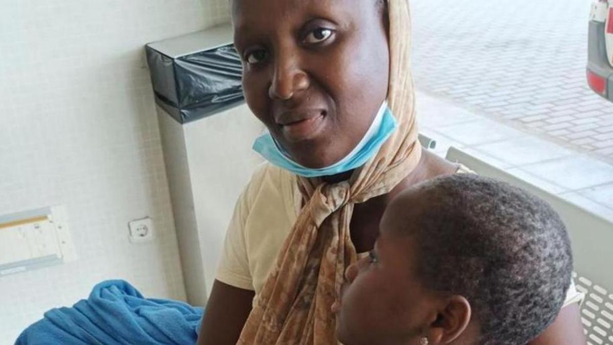 Mabinty Sylla y su hija, ayer, en el hospital de Formentera.
