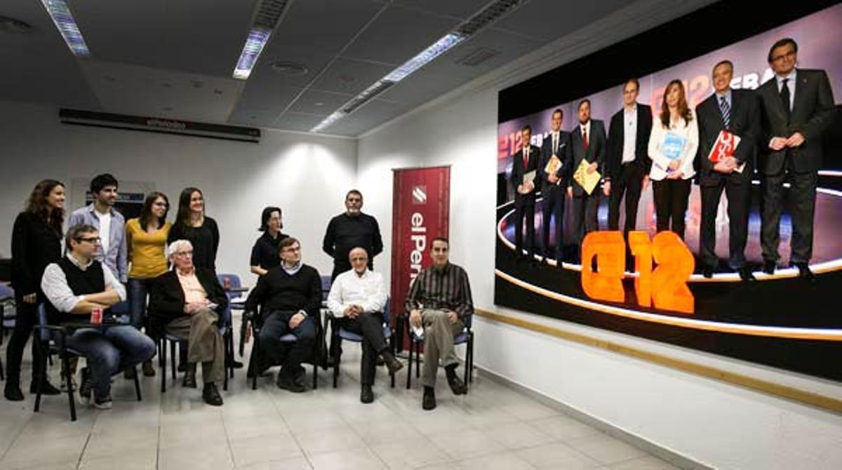 Un grup de lectors d’EL PERIÓDICO van seguir el duel dels presidenciables a la redacció amb el director del diari, Enric Hernández, i els analistes Gutiérrez-Rubí, Coll, Tàpia i Barril.