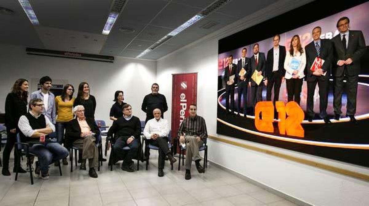 Un grup de lectors d’EL PERIÓDICO van seguir el duel dels presidenciables a la redacció amb el director del diari, Enric Hernández, i els analistes Gutiérrez-Rubí, Coll, Tàpia i Barril.