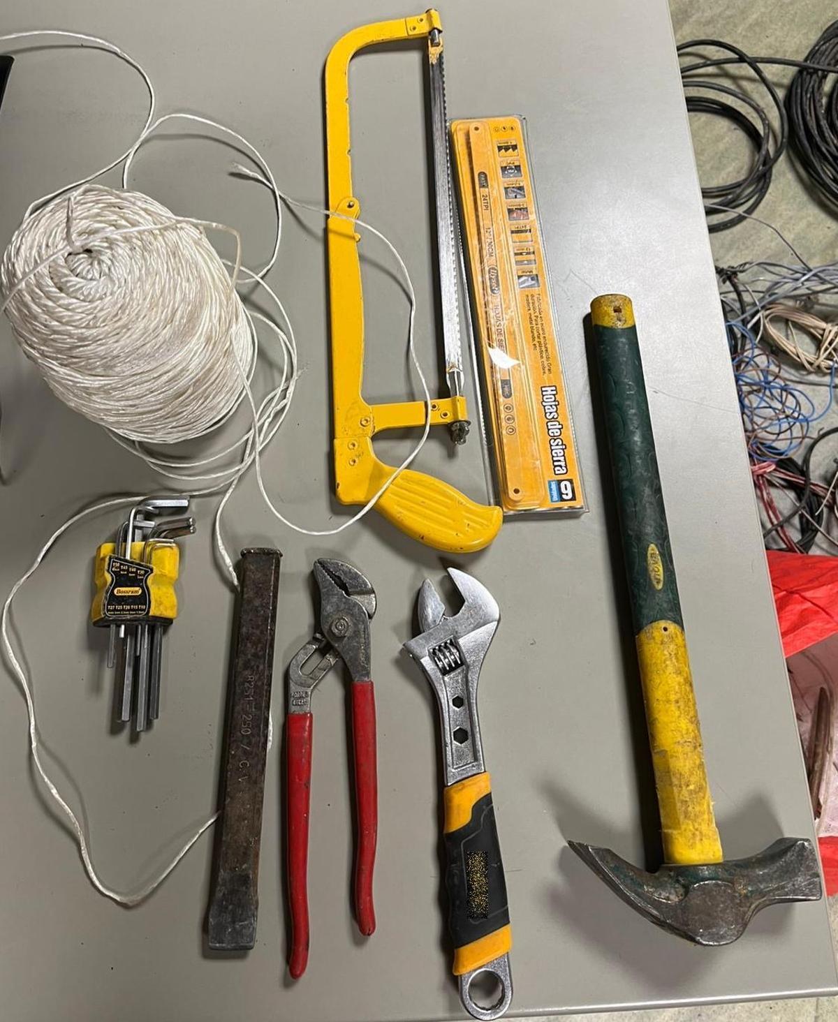 Les eines recuperades pels Mossos que duia el lladre detingut a Sarrià de Ter.