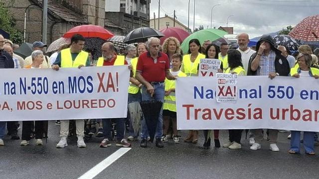 Miembros de la Corporación, alcaldesa, representantes de la Comisión de Seguimiento de la N-550, asociaciones y vecinos, ayer en la N-550.