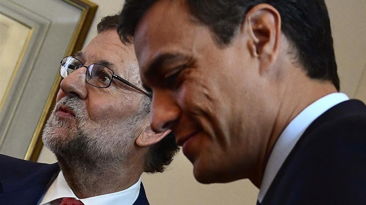 Imagen de archivo del presidente del Gobierno, Mariano Rajoy y el secretario general del PSOE, Pedro Sánchez.