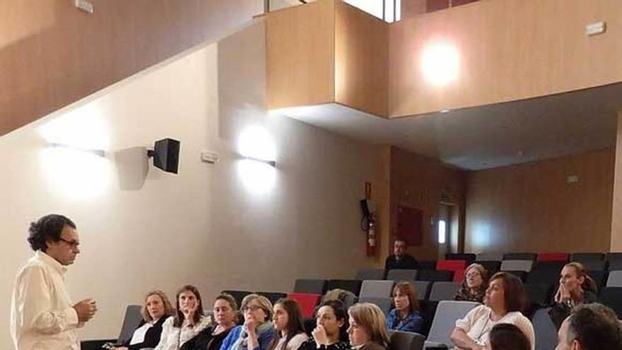 Martín Escandón, durante su charla en el Hospital de Mieres.