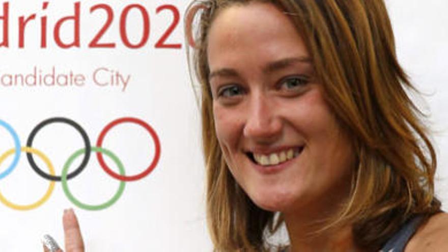 Mireia Belmonte posa ante el logo de Madrid 2020