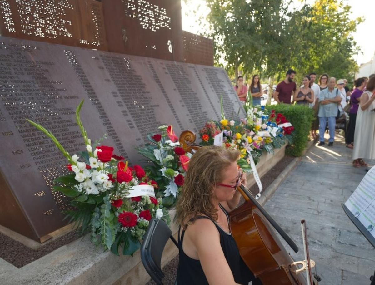 Homenaje a los fallecidos en la siderurgia del Port de Sagunt.