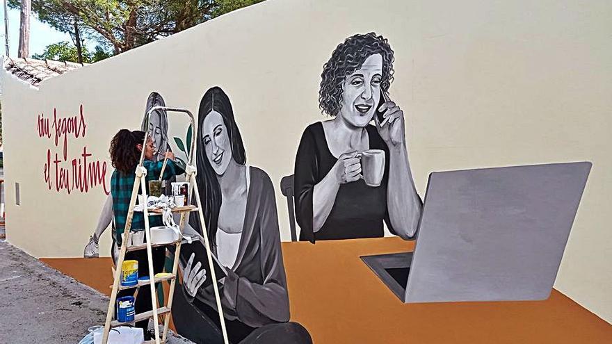 Marta Bellvehí en ple procés d’elaboració del mural