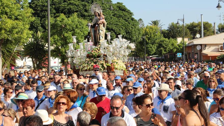 Romería por tierra de la virgen en San Pedro acompañada por miles de devotos que partieron desde la iglesia de San Pedro Apóstol.