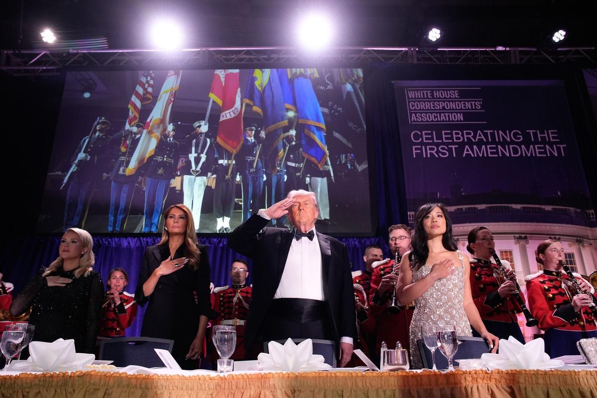 Trump, evacuado ileso de la cena de corresponsales de la Casa Blanca tras un intento de atentado.