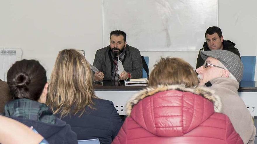 El alcalde de Gondomar, Francisco Ferreira, y el edil socialista J.M. Chamorro, con los placeros. // D.P.