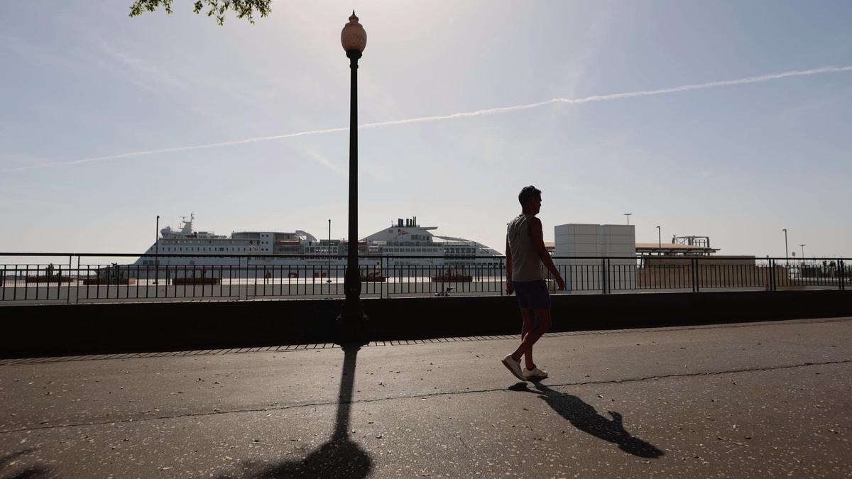 Un hombre pasea por el paseo marítimo de Santa Cruz de Tenerife.