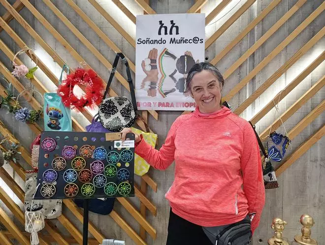 El Lugones más solidario llena el mercadillo de "Soñando muñecas"